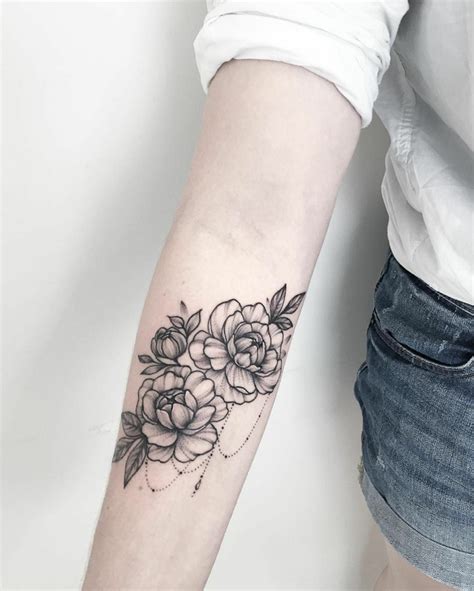 tatuaggio fiori braccio femminile|Tatuaggio braccio: 250 immagini e idee per uomo e donna